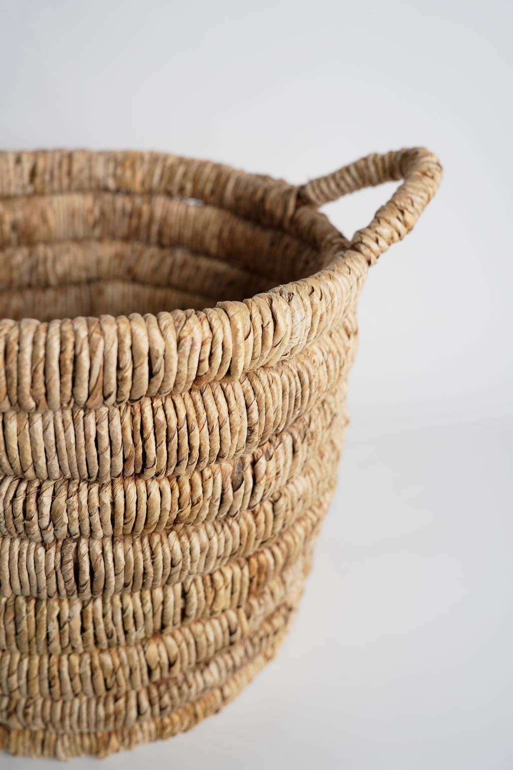 Caterpillar round basket natural brown